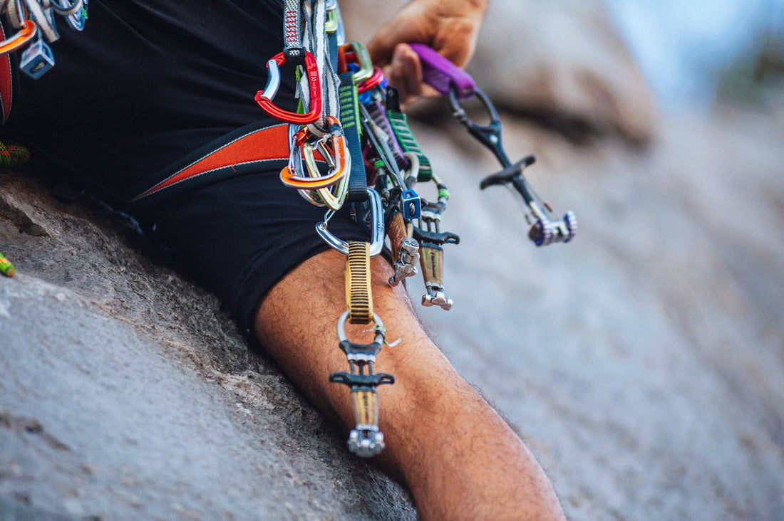 Idee Regalo per Alpinisti e Arrampicatori: Qualcosa Che Dura Più di una Stagione
